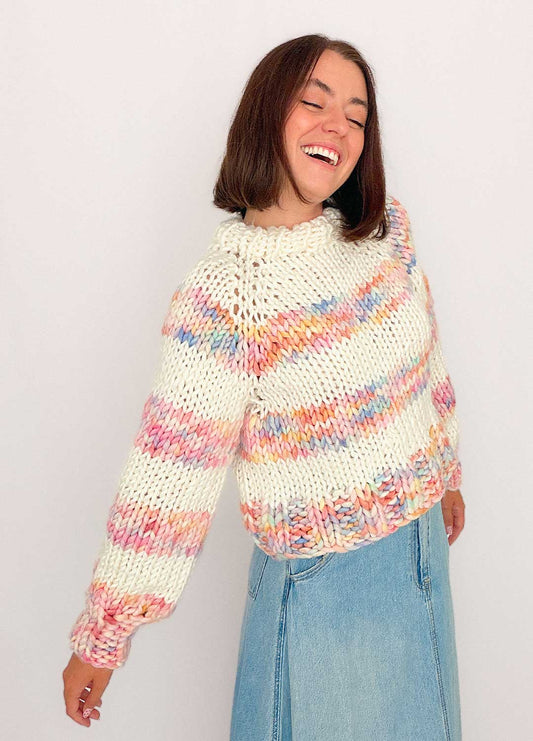 The Striped Rainbow Sweater Kit x @paula.on.knits – Versione The Yummy Yarn