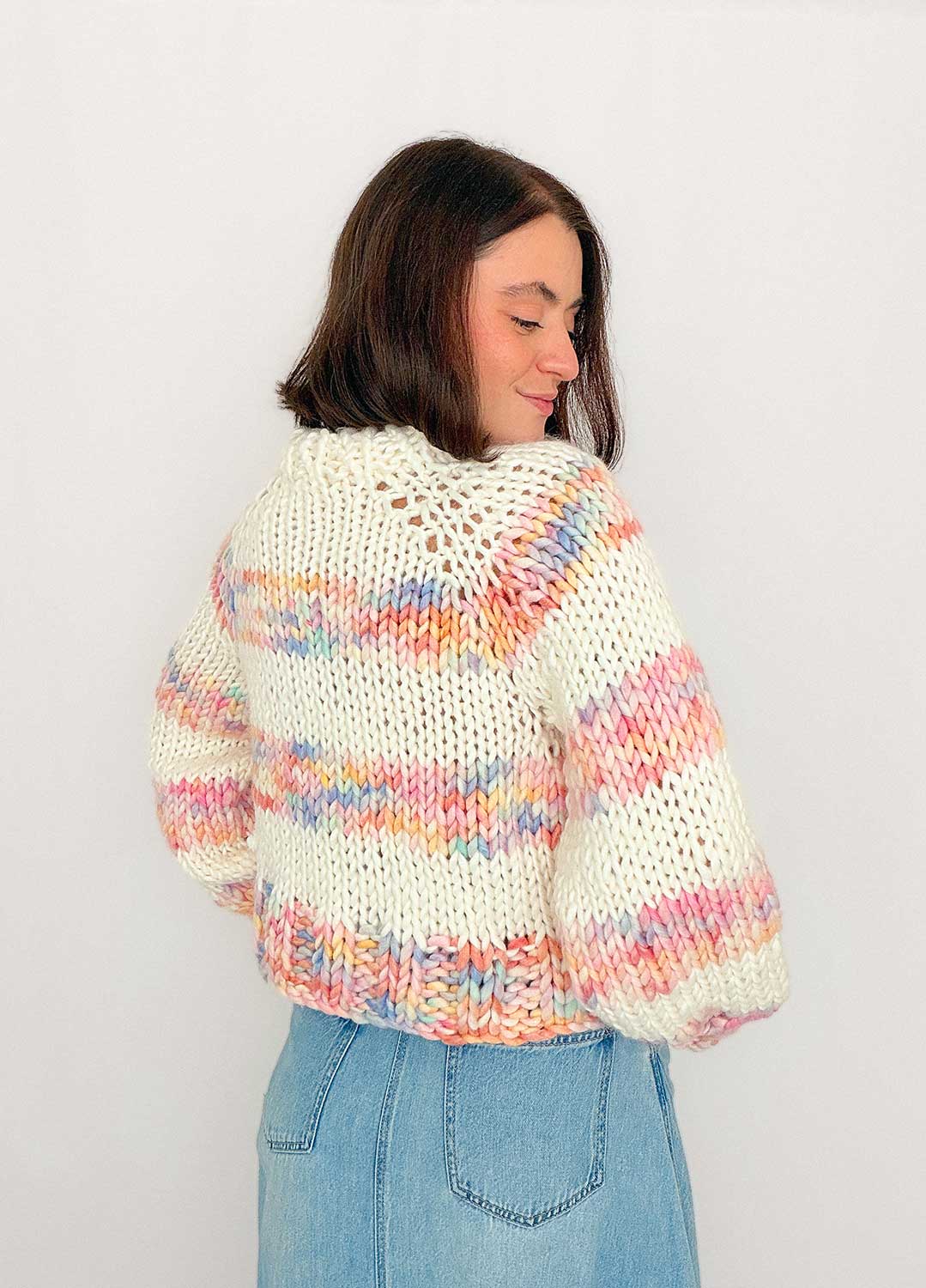 The Striped Rainbow Sweater Kit x @paula.on.knits – Versione The Yummy Yarn