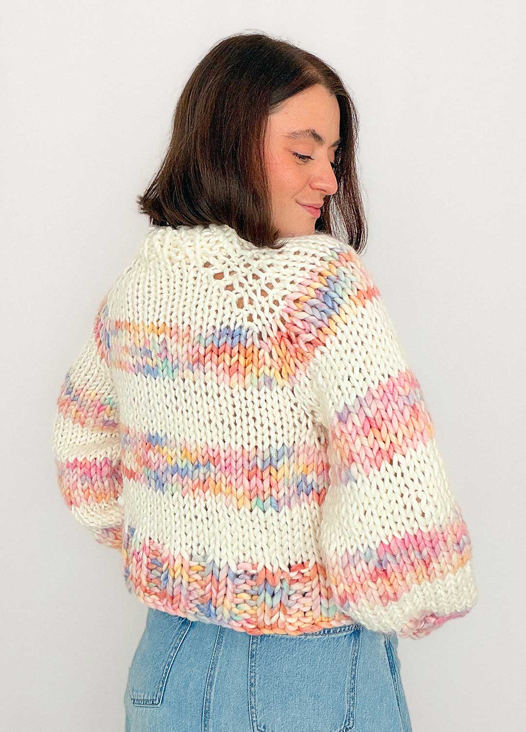 The Striped Rainbow Sweater Kit x @paula.on.knits – Versione The Yummy Yarn